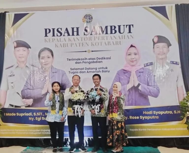 Pejabat lama dan baru Kantor Pertanahan Kotabaru bersama keluarga berfoto pada acara pisah sambut di Hotel RUMA, Kotabaru.