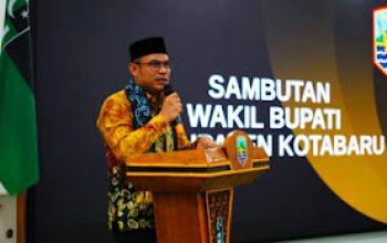 Wakil Bupati Kotabaru Syairi Mukhlis memberikan sambutan pada pelantikan pengurus HMI Cabang Persiapan Kotabaru–Tanah Bumbu di Kotabaru.