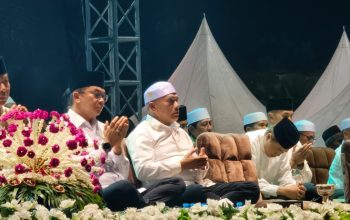 Bupati Kotabaru Muhammad Rusli mengikuti doa bersama dalam tabligh akbar dan Haul H. Andi Arsyad Petta Tahang di Tanah Bumbu.