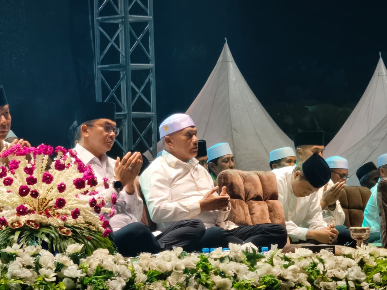 Bupati Kotabaru Muhammad Rusli mengikuti doa bersama dalam tabligh akbar dan Haul H. Andi Arsyad Petta Tahang di Tanah Bumbu.