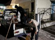 Petugas kepolisian mengangkut barang bukti puluhan galon arak hasil razia miras di Kabupaten Bantul.