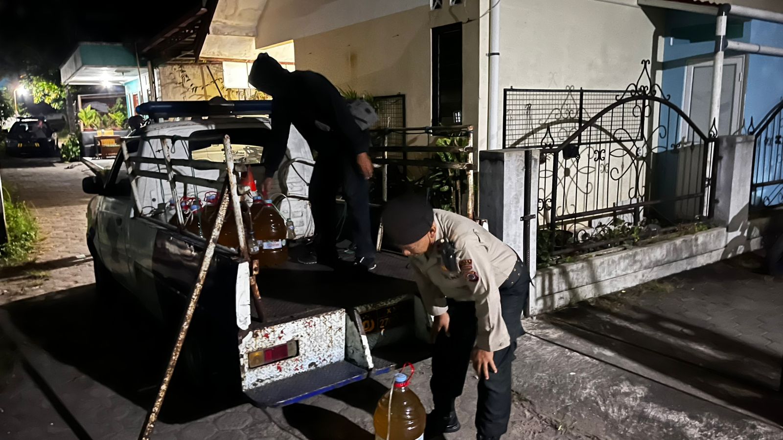 Petugas kepolisian mengangkut barang bukti puluhan galon arak hasil razia miras di Kabupaten Bantul.