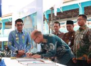 Penandatanganan MoU layanan terpadu Mal Pelayanan Publik Tanah Bumbu disaksikan Bupati Andi Rudi Latif di Simpang Empat