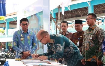 Penandatanganan MoU layanan terpadu Mal Pelayanan Publik Tanah Bumbu disaksikan Bupati Andi Rudi Latif di Simpang Empat