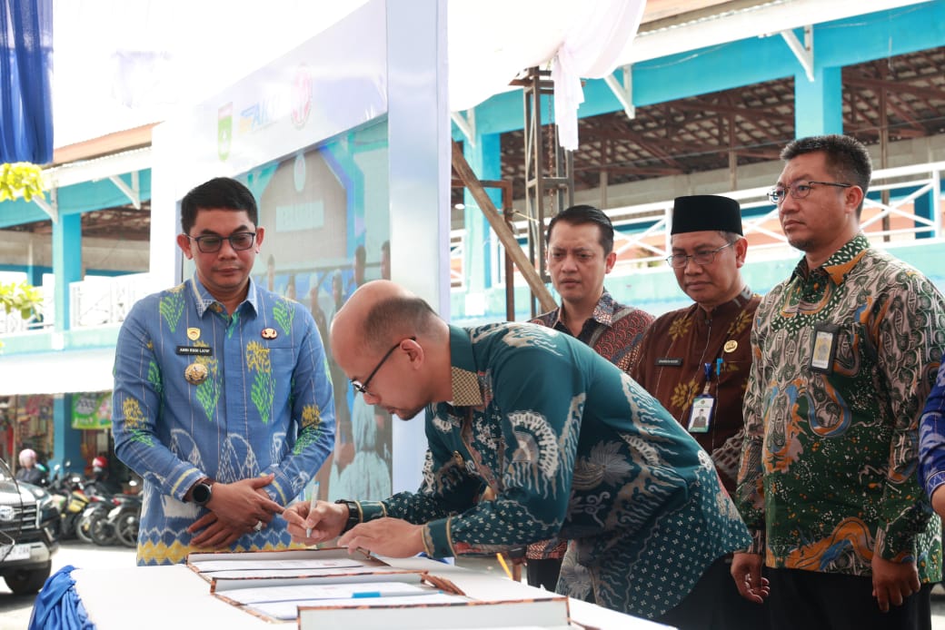 Penandatanganan MoU layanan terpadu Mal Pelayanan Publik Tanah Bumbu disaksikan Bupati Andi Rudi Latif di Simpang Empat