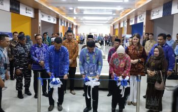 Bupati Tanah Bumbu Andi Rudi Latif bersama jajaran meresmikan Mal Pelayanan Publik Kabupaten Tanah Bumbu dengan prosesi pengguntingan pita.
