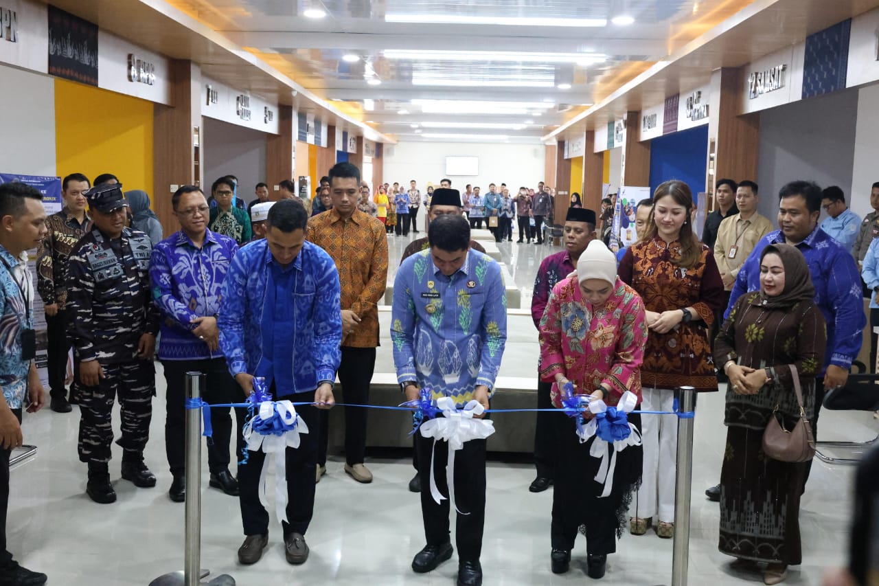 Bupati Tanah Bumbu Andi Rudi Latif bersama jajaran meresmikan Mal Pelayanan Publik Kabupaten Tanah Bumbu dengan prosesi pengguntingan pita.
