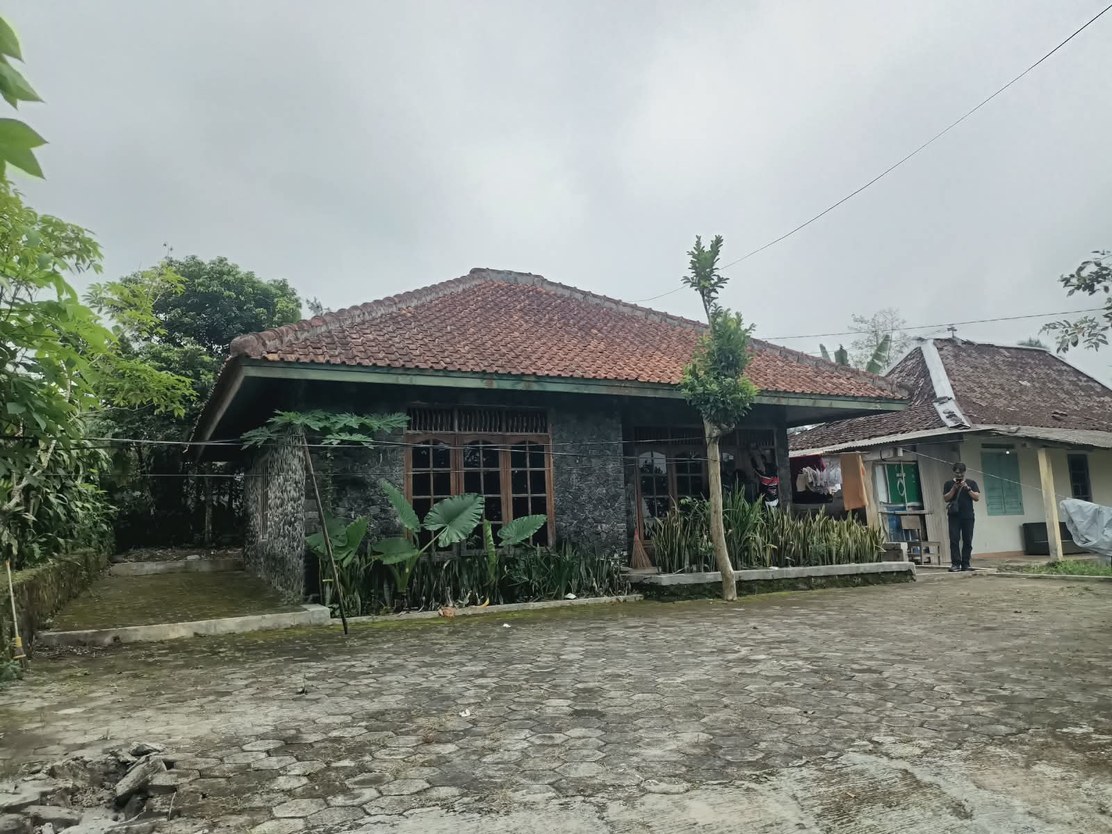 Rumah di Pakem, Sleman, lokasi ditemukannya 11 bayi yang diamankan Polresta Sleman dan instansi terkait.