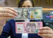 Ilustrasi uang rupiah dan dolar Amerika Serikat yang menggamb