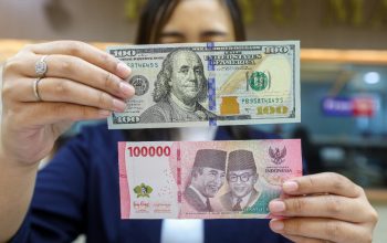 Ilustrasi uang rupiah dan dolar Amerika Serikat yang menggamb