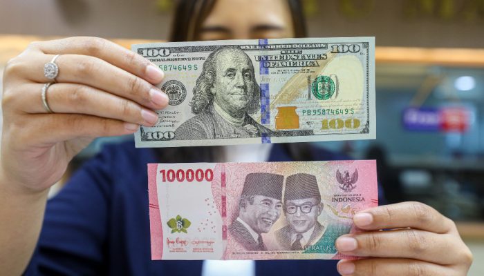 Rupiah Melemah ke Rp17.400 per Dolar AS, Ekonom UGM Ingatkan Dampaknya