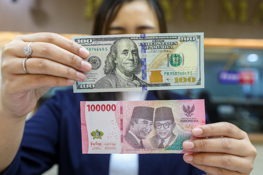 Ilustrasi uang rupiah dan dolar Amerika Serikat yang menggamb