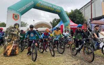 Peserta MTB Fun Enduro memulai gowes pada kegiatan bersepeda yang digelar Dispora Kalsel dan BMCC di Banjarbaru.