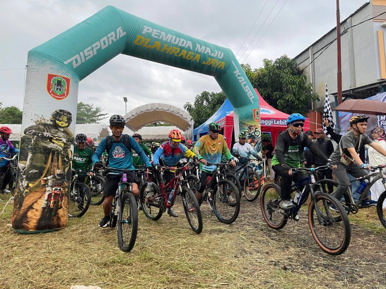 Peserta MTB Fun Enduro memulai gowes pada kegiatan bersepeda yang digelar Dispora Kalsel dan BMCC di Banjarbaru.