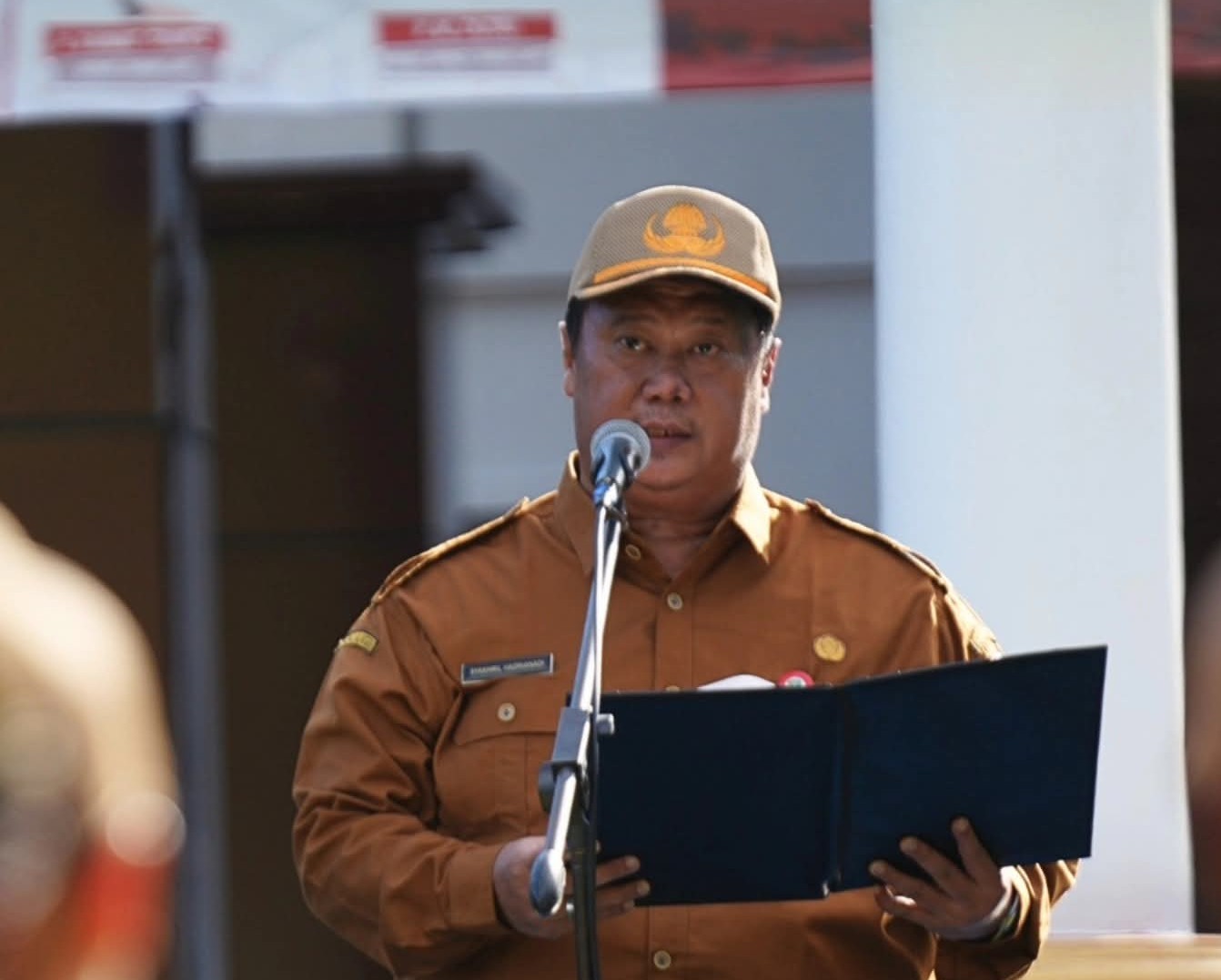 Kepala Dinas PUPRP Tanah Laut Syakhril Hadrianadi memberikan arahan saat apel gabungan terkait percepatan pembangunan infrastruktur di Pelaihari.