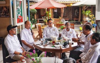 Ketua KADIN Kabupaten Malang Prof. Dr. Bambang Suryanto memimpin rapat koordinasi bersama pengurus KADIN di Cafe Semar, Malang