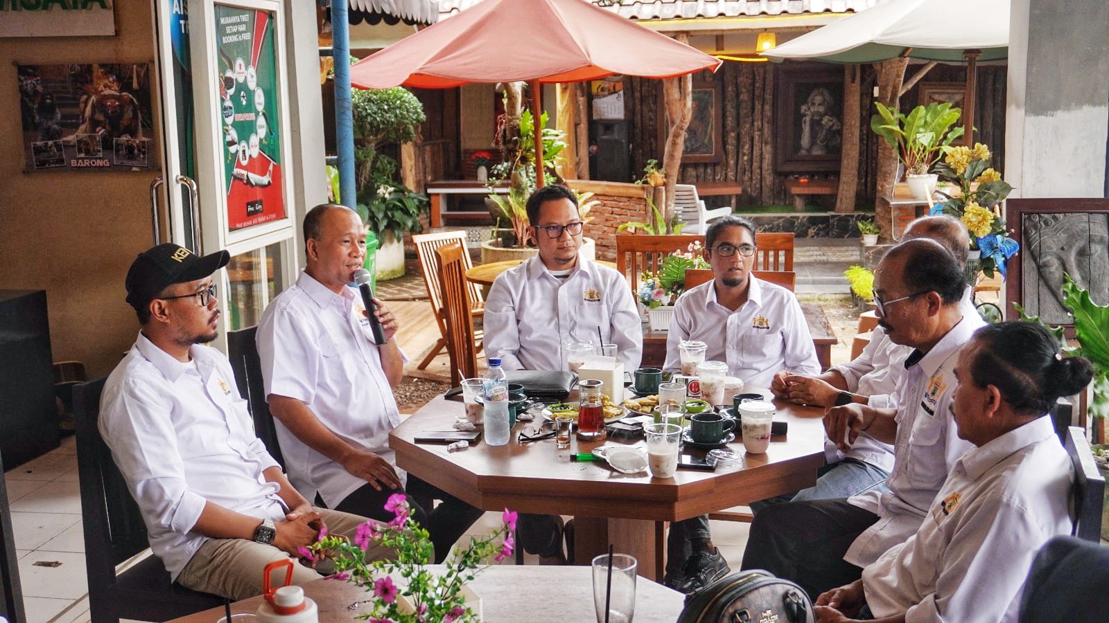 Ketua KADIN Kabupaten Malang Prof. Dr. Bambang Suryanto memimpin rapat koordinasi bersama pengurus KADIN di Cafe Semar, Malang