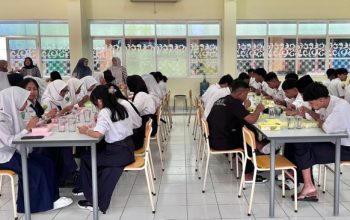 Suasana pelajar saat makan siang bersama di Sekolah Rakyat Menengah Atas (SRMA) 22 Kota Malang