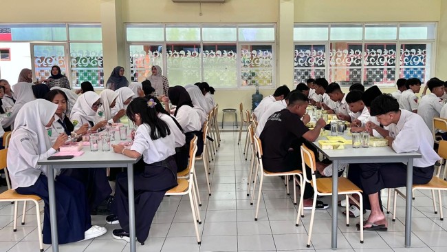 Suasana pelajar saat makan siang bersama di Sekolah Rakyat Menengah Atas (SRMA) 22 Kota Malang