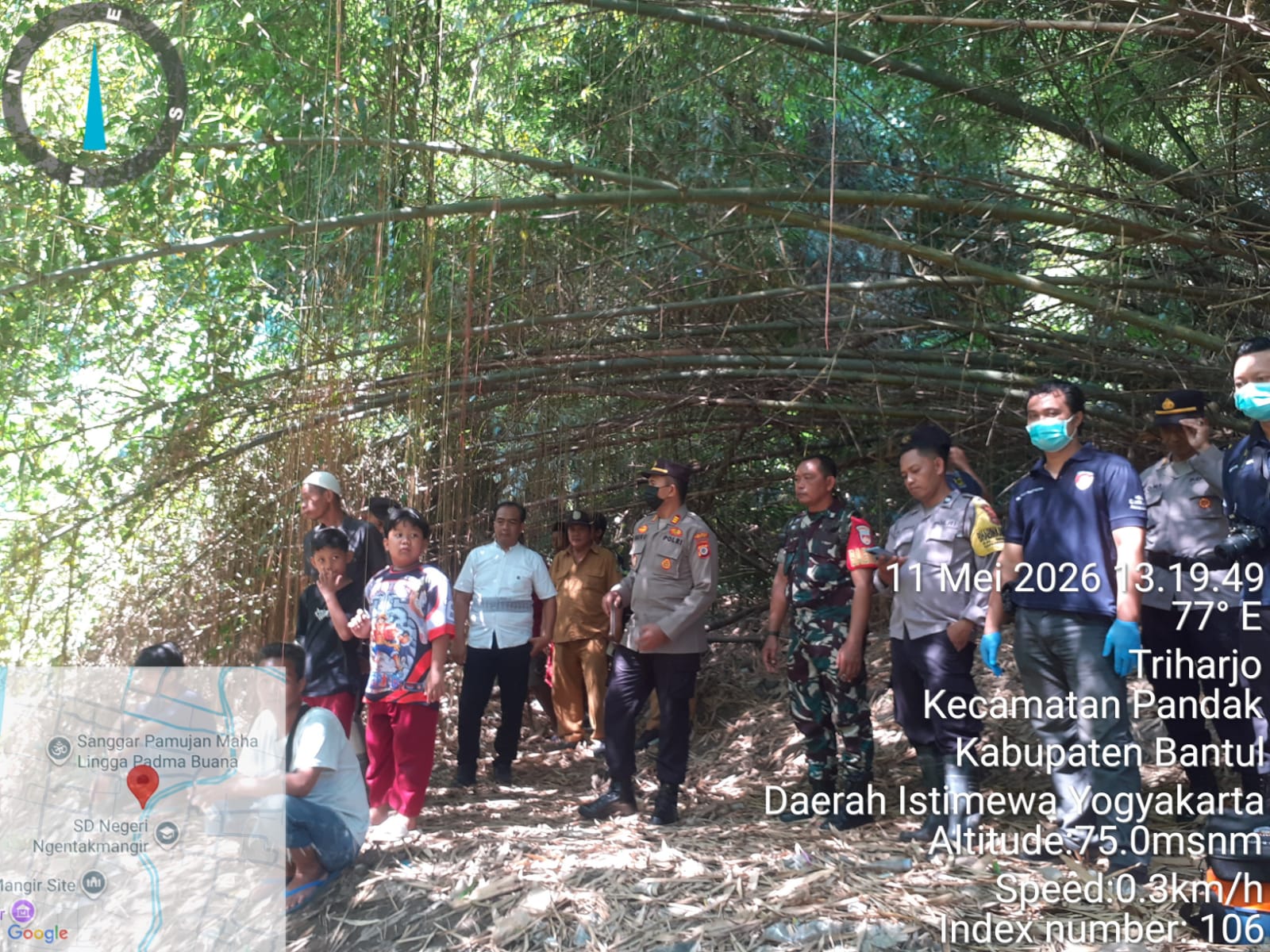 Petugas kepolisian melakukan olah tempat kejadian perkara di lokasi penemuan dua kerangka manusia di Pajangan, Bantul.