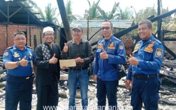 Rumah Wartawan Kotabaru Terbakar, PWI Tanah Bumbu Salurkan Bantuan