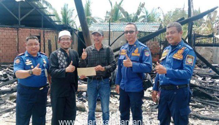 Rumah Wartawan Kotabaru Terbakar, PWI Tanah Bumbu Salurkan Bantuan