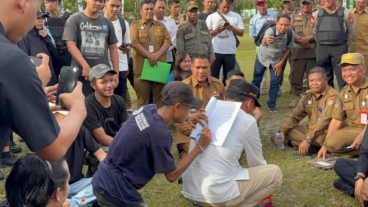 Gubernur Kalimantan Tengah Agustiar Sabran menerima rekomendasi dari pendemo Aliansi Anak Buruh di Palangka Raya dalam suasana akrab.