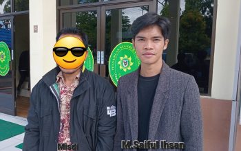 Kuasa hukum keluarga korban bersama anggota keluarga korban berada di depan Pengadilan Negeri Kandangan usai sidang perdana kasus pembunuhan Loksado.