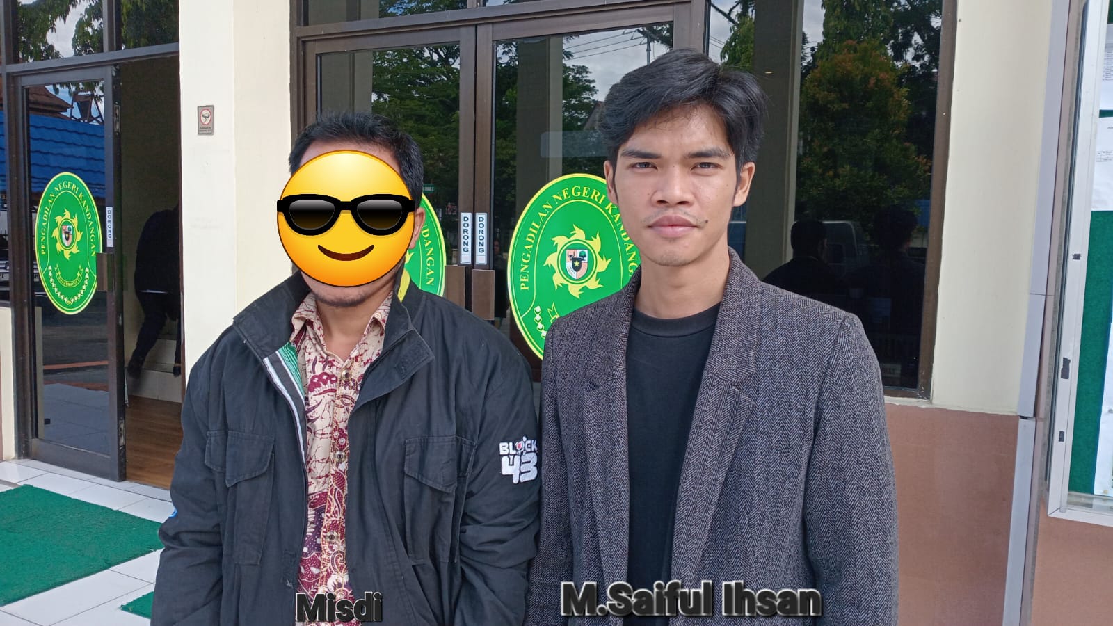 Kuasa hukum keluarga korban bersama anggota keluarga korban berada di depan Pengadilan Negeri Kandangan usai sidang perdana kasus pembunuhan Loksado.