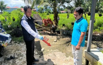 Petugas kepolisian menunjukkan lokasi kejadian saat olah TKP kasus dugaan pengeroyokan di Amuntai Tengah, Hulu Sungai Utara.