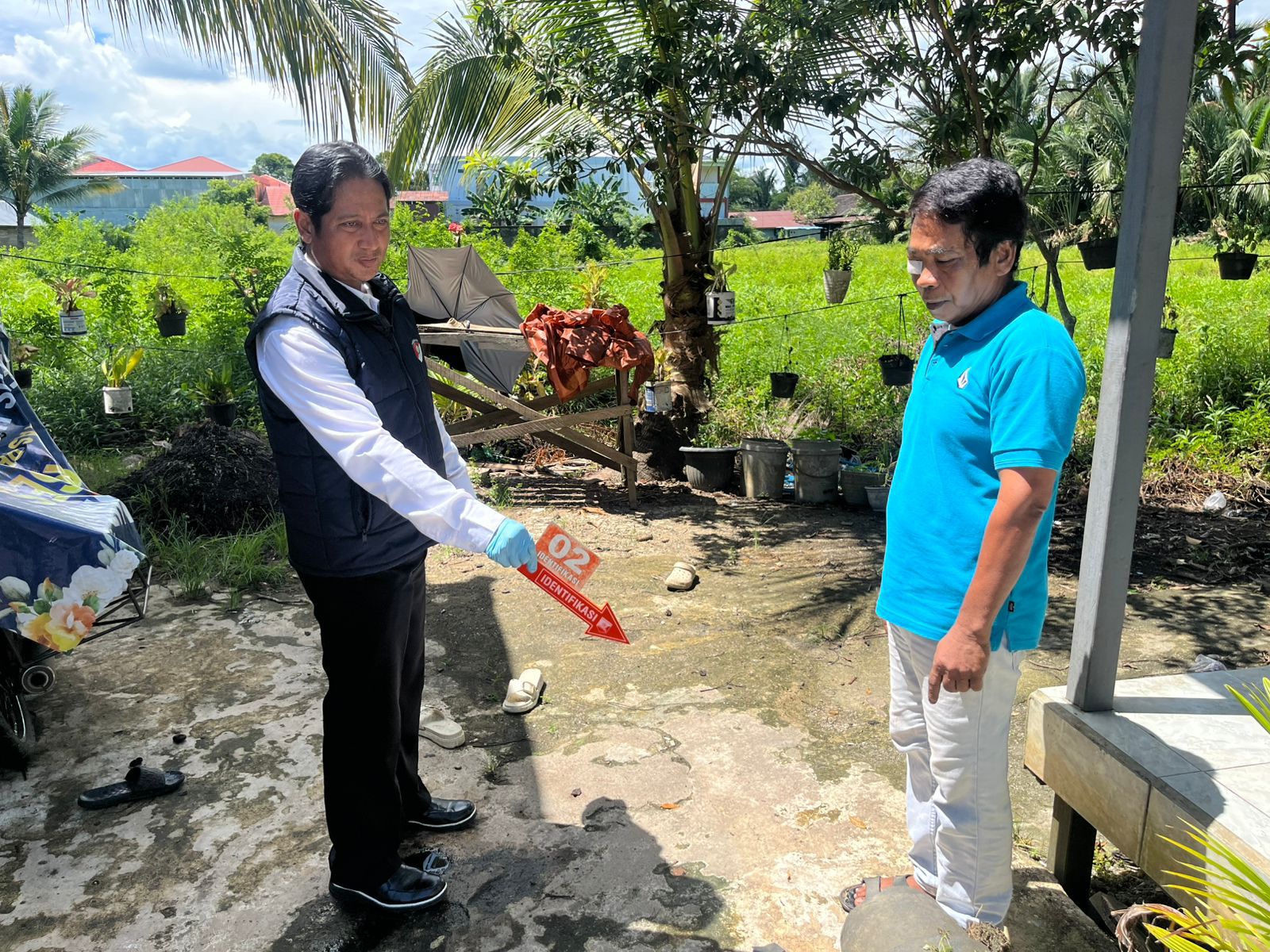 Petugas kepolisian menunjukkan lokasi kejadian saat olah TKP kasus dugaan pengeroyokan di Amuntai Tengah, Hulu Sungai Utara.