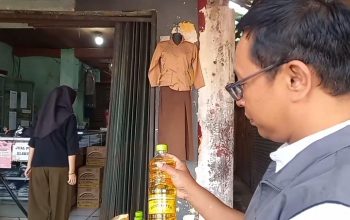 Petugas Dinas Perdagangan Majalengka mengecek kemasan Minyakita di kios pasar tradisional terkait temuan harga jual di atas HET.