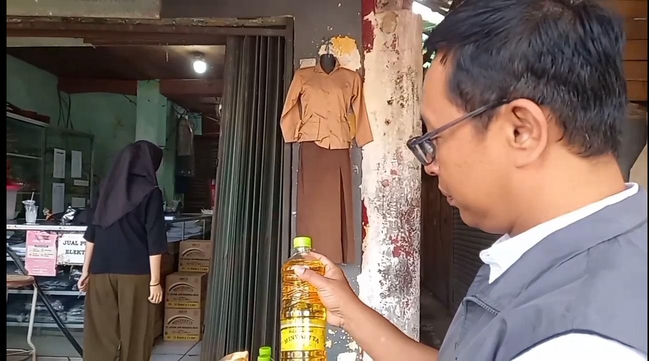 Petugas Dinas Perdagangan Majalengka mengecek kemasan Minyakita di kios pasar tradisional terkait temuan harga jual di atas HET.
