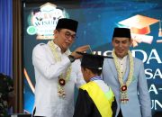 Bupati Tanah Bumbu Andi Rudi Latif saat prosesi wisuda santri TKA-TPA BKPRMI Tanah Bumbu Tahun 2026 di Batulicin.