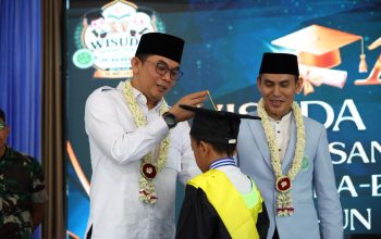 Bupati Tanah Bumbu Andi Rudi Latif saat prosesi wisuda santri TKA-TPA BKPRMI Tanah Bumbu Tahun 2026 di Batulicin.