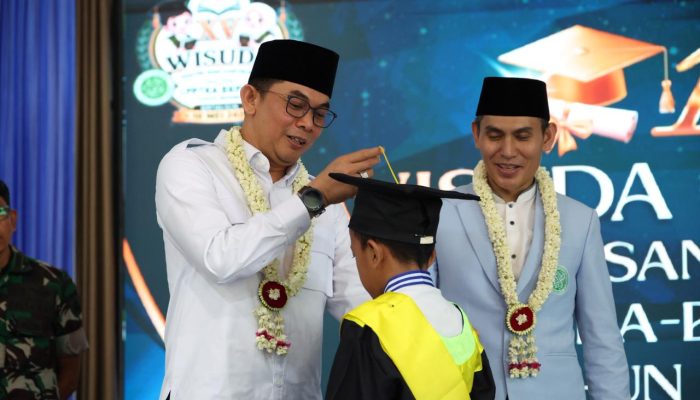 Andi Rudi Wisuda 1.200 Santri, Generasi Qurani Disiapkan untuk Masa Depan Tanah Bumbu