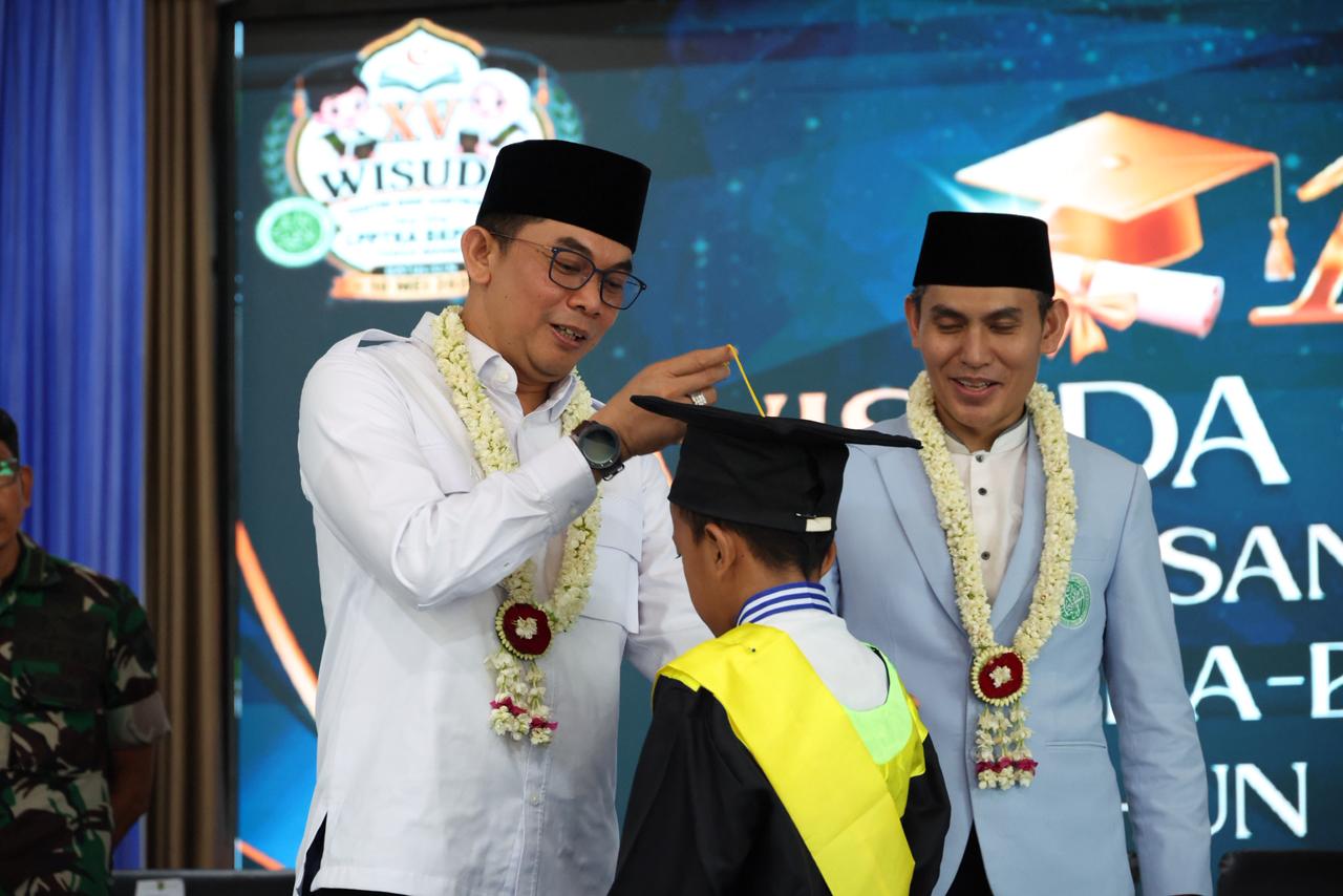 Bupati Tanah Bumbu Andi Rudi Latif saat prosesi wisuda santri TKA-TPA BKPRMI Tanah Bumbu Tahun 2026 di Batulicin.
