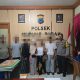 Proses mediasi di Polsek Murung Pudak antara pemilik kost, pasangan kekasih, dan keluarga terkait pelanggaran aturan kost khusus perempuan di Tabalong.