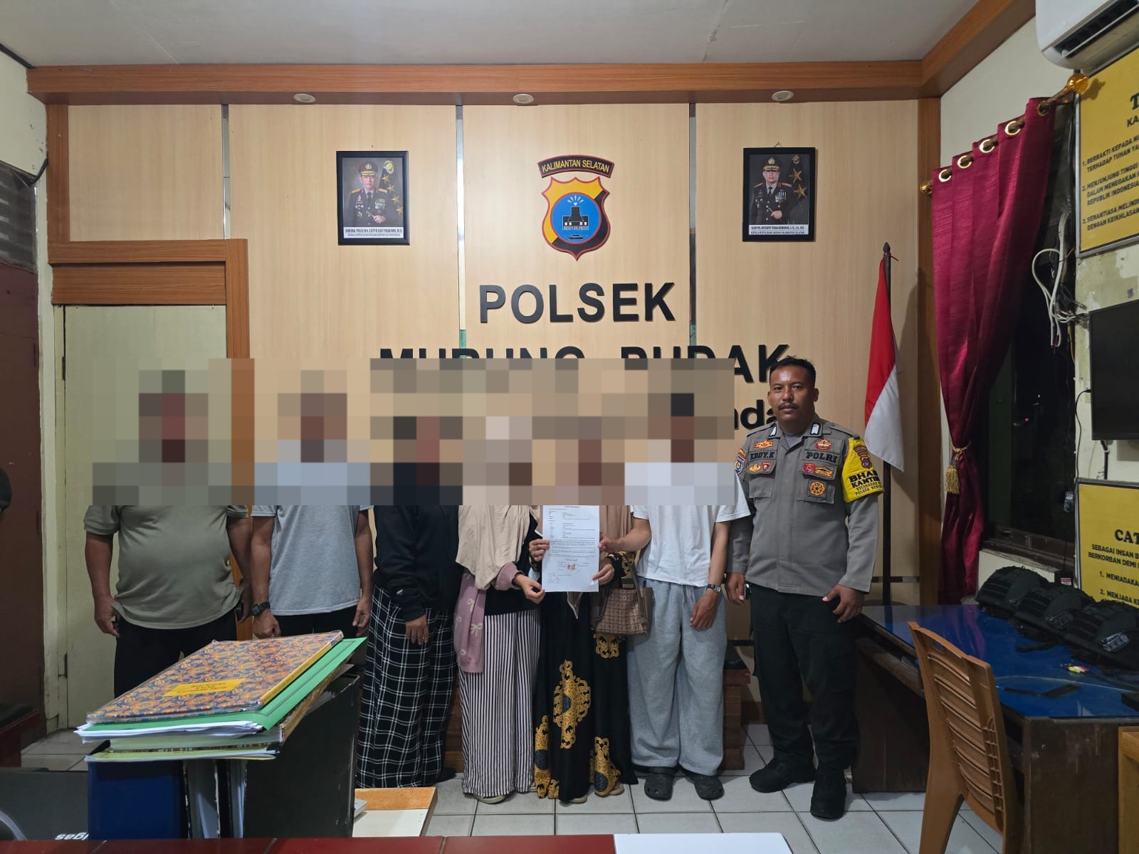 Proses mediasi di Polsek Murung Pudak antara pemilik kost, pasangan kekasih, dan keluarga terkait pelanggaran aturan kost khusus perempuan di Tabalong.