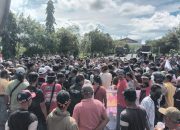 Ribuan sopir truk menggelar aksi demonstrasi di Kantor Gubernur Kalimantan Selatan menuntut solusi kelangkaan solar subsidi.