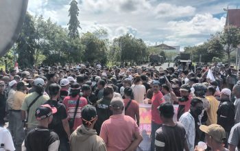 Ribuan sopir truk menggelar aksi demonstrasi di Kantor Gubernur Kalimantan Selatan menuntut solusi kelangkaan solar subsidi.