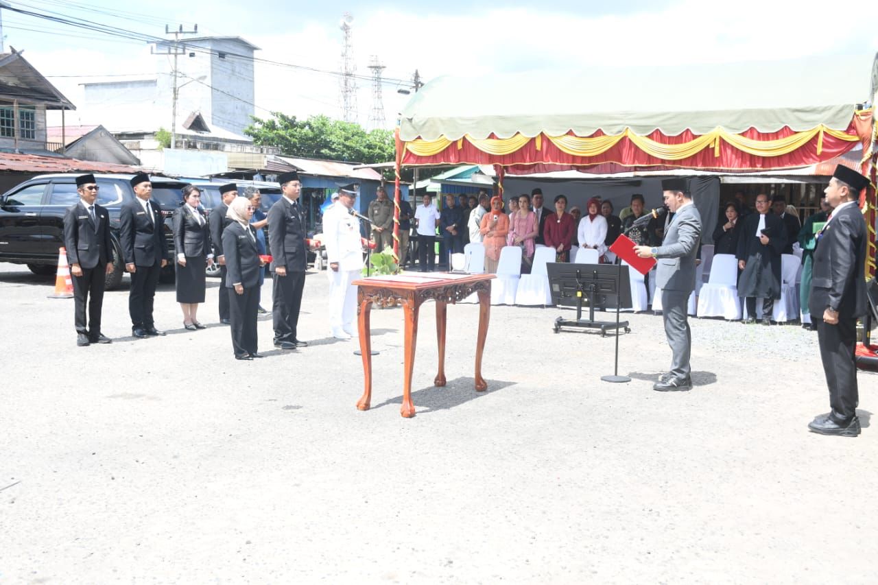 Prosesi pelantikan pejabat OPD di ruang terbuka Kabupaten Pulang Pisau yang menjadi sorotan publik terkait efisiensi anggaran.