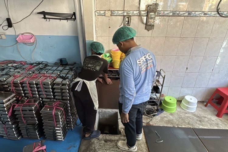 Petugas SPPG beraktivitas di dapur program Makan Bergizi Gratis (MBG) Surabaya yang disorot terkait dugaan masalah higienitas.