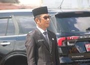 Potret Efri Gusyl Pani, Sekretaris DPRD Kabupaten Pulang Pisau yang baru dilantik, mengenakan pakaian dinas resmi.