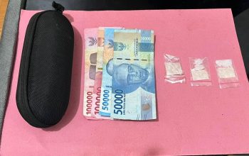 Sebagian barang bukti dugaan kasus narkotika berupa paket diduga sabu, timbangan digital, dan alat isap yang diamankan polisi di Tabalong.
