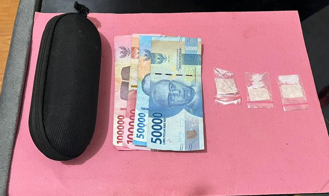 Sebagian barang bukti dugaan kasus narkotika berupa paket diduga sabu, timbangan digital, dan alat isap yang diamankan polisi di Tabalong.