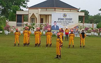 Peserta FGDP Angkatan I PT LCM mengikuti upacara pembukaan pelatihan kerja di Pantai Indah Kintap, Tanah Laut.