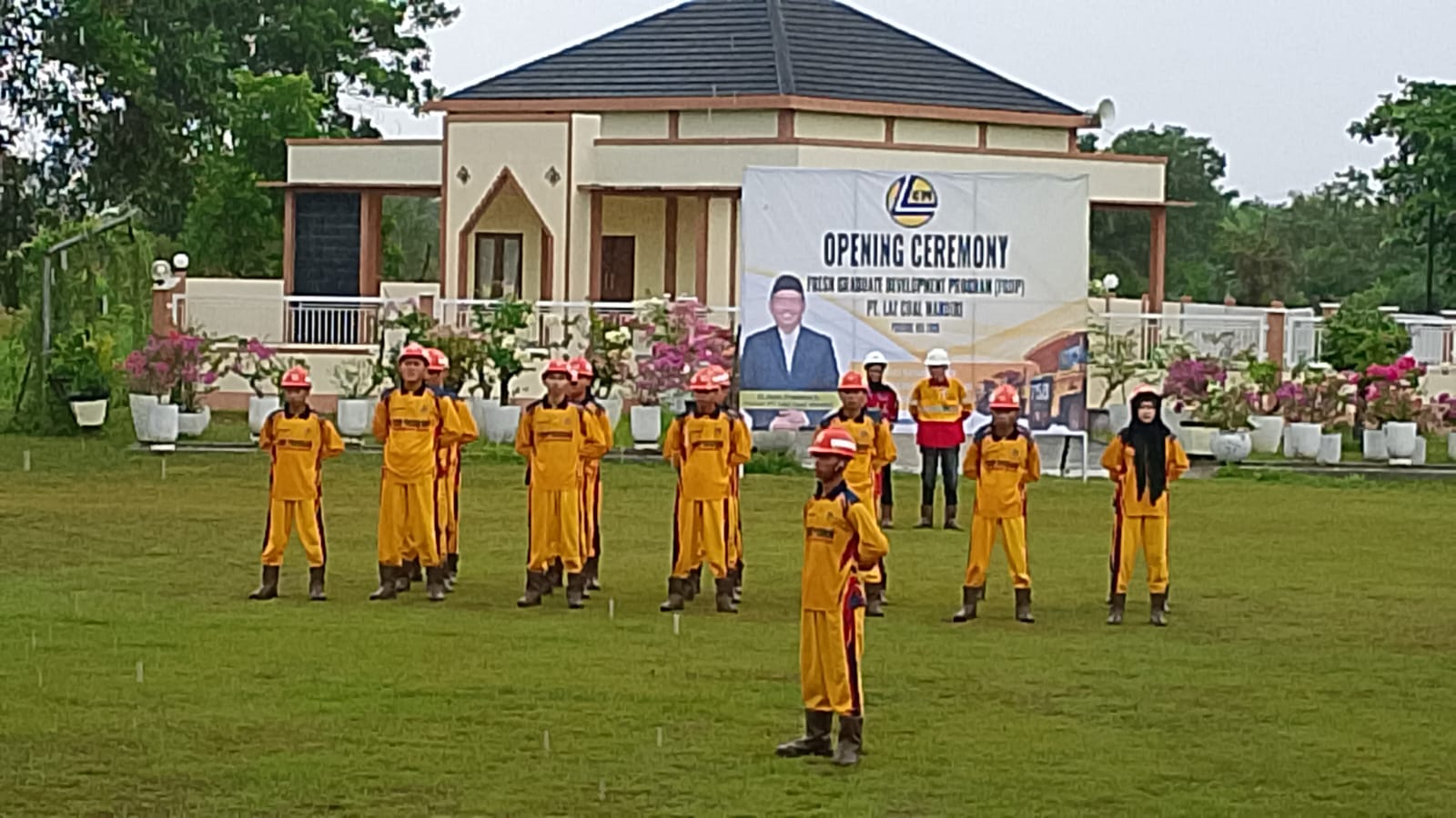 Peserta FGDP Angkatan I PT LCM mengikuti upacara pembukaan pelatihan kerja di Pantai Indah Kintap, Tanah Laut.