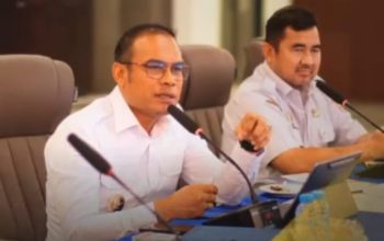 Wakil Bupati Kotabaru Syairi Mukhlis memimpin rapat penyelesaian konflik lahan Ex Trans Rawa Indah bersama Kantor Pertanahan dan warga.