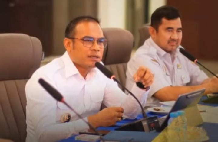 Wakil Bupati Kotabaru Syairi Mukhlis memimpin rapat penyelesaian konflik lahan Ex Trans Rawa Indah bersama Kantor Pertanahan dan warga.